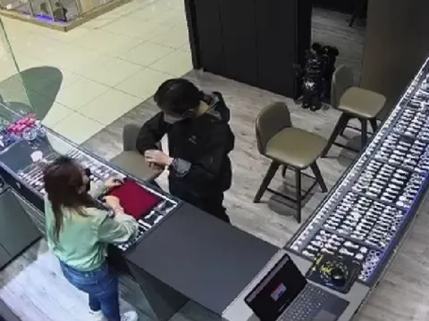 Trộm táo tợn: Đeo thử đồng hồ Rolex giá 817 triệu đồng rồi... chạy mất hút