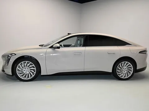 Xe sedan hạng E công suất 338 mã lực, giá hơn 640 triệu đồng