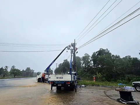 Miền Trung nhanh chóng khôi phục điện cho nửa triệu khách sau bão số 10