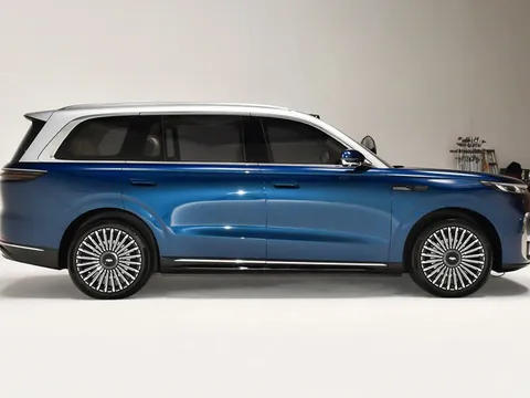 SUV hạng sang dài hơn 5,1 mét, trang bị ‘đỉnh nóc’, giá gần 1 tỷ đồng