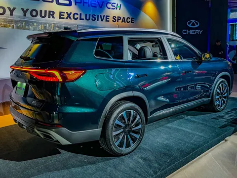 SUV PHEV công suất 275 mã lực, giá hơn 1 tỷ đồng, so kè cùng Toyota Fortuner