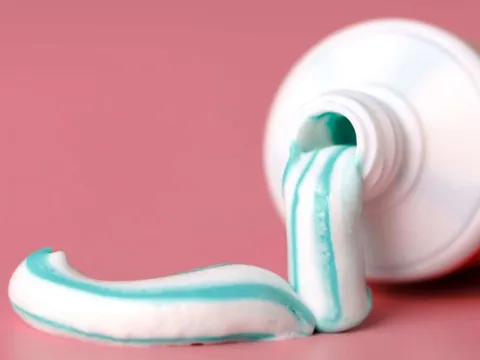 Vì sao kem đánh răng nhiều màu không bị hòa trộn trong tuýp?