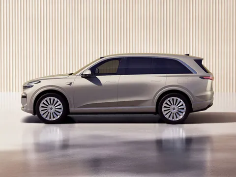 SUV hạng sang dài hơn 5,1 mét, công suất 590 mã lực, giá gần 1 tỷ đồng