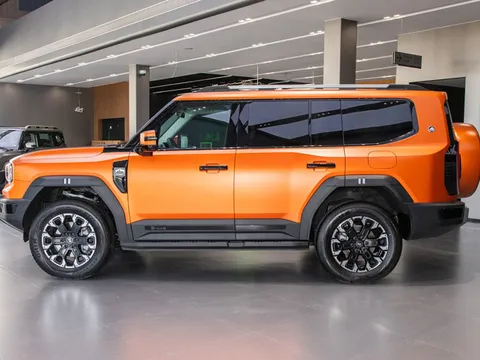 SUV dài gần 5,2 mét, công suất 756 mã lực, trang bị tối tân, giá gần 1,3 tỷ đồng