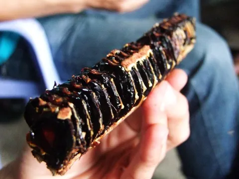 Loại quả đen sì từng bị lãng quên, nay thành đặc sản gây sốt giữa phố thị