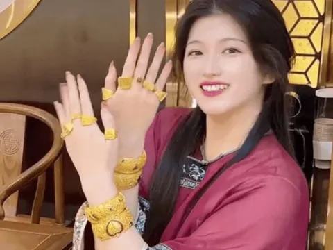 'Choáng váng' trước cuộc sống xa hoa của phú bà 9X: Mua vàng ròng như cơm bữa, tiền tiêu không hết