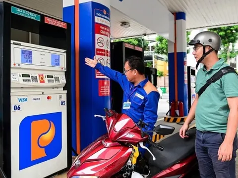 Giá xăng giảm gần 500 đồng/lít