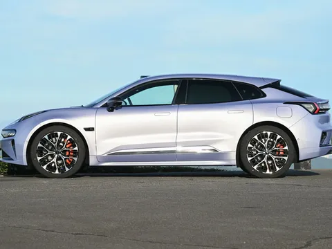 Xe hơi hạng sang dài gần 5 mét, công suất 907 mã lực, giá gần 1 tỷ đồng