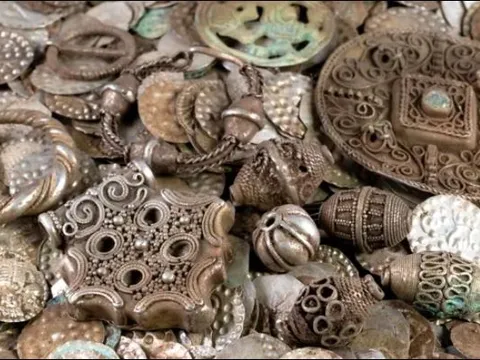 Đi đào giun, người đàn ông may mắn phát hiện kho báu khổng lồ