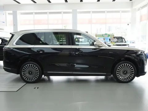 SUV dài hơn 5,2 mét, công suất 462 mã lực, siêu tiết kiệm xăng, trang bị tối tân, giá gần 740 triệu