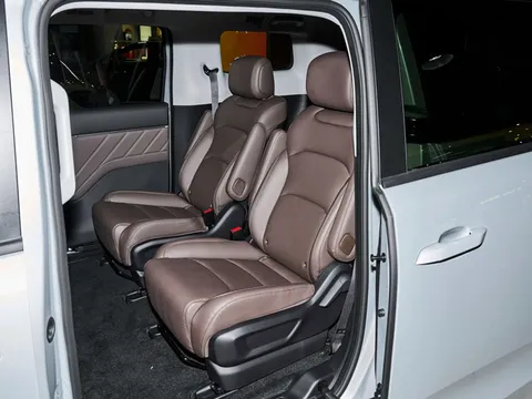 Xe MPV 7 chỗ, 3 tuỳ chọn động cơ, giá chưa tới 300 triệu đồng