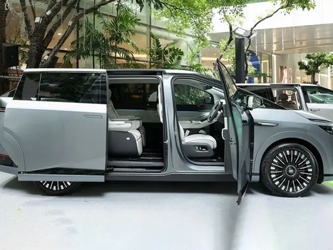 MPV siêu sang, công suất 320 mã lực, giá gần 2,3 tỷ đồng, so kè cùng Toyota Alphard