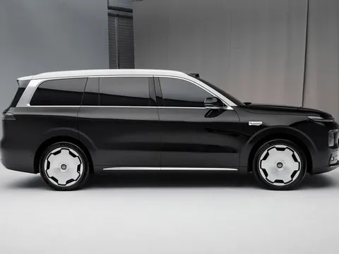 SUV hạng sang dài hơn 5,2 mét, công suất 724 mã lực, giá cực hấp dẫn