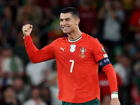 Top 10 cầu thủ kiếm tiền nhiều nhất năm 2025: Ronaldo “vô đối”