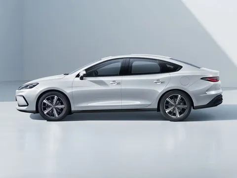 Xe sedan hạng C động cơ PHEV đầu tiên ra mắt tại Việt Nam, giá 696 triệu đồng