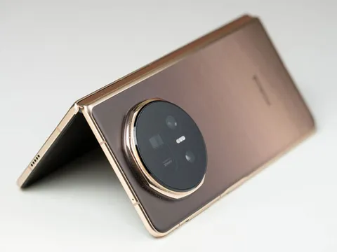 Siêu phẩm smartphone màn hình gập giá gần 45 triệu đồng, cạnh tranh Samsung Galaxy Z Fold7