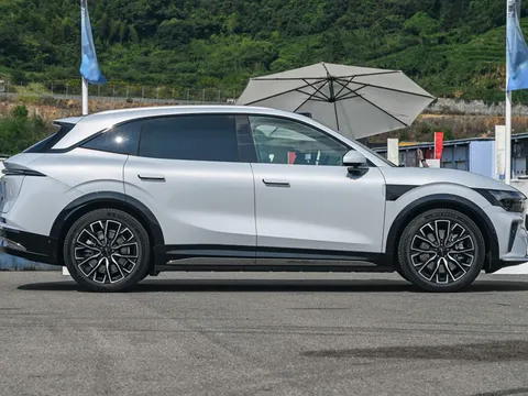 SUV hạng D công suất 784 mã lực, trang bị tối tân, giá hấp dẫn