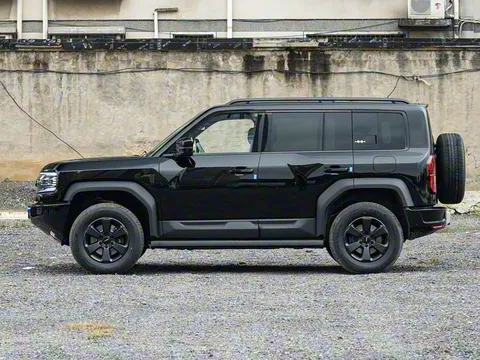 SUV địa hình công suất 677 mã lực, thiết kế hầm hố, giá gần 1 tỷ đồng