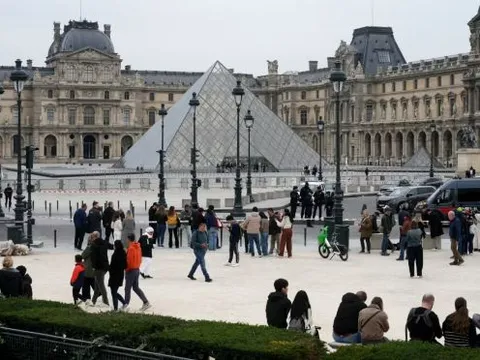 Bảo tàng Louvre rung chuyển bởi vụ trộm kho báu hoàng gia táo tợn 
