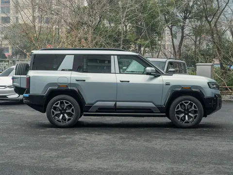 Xe gầm cao dài gần 5,2 mét, công suất 738 mã lực, giá hơn 1,4 tỷ đồng