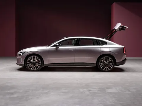 Xe sedan hạng sang dài 5 mét, công suất 333 mã lực, giá hơn 2,4 tỷ đồng