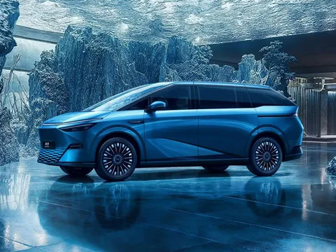 ‘Kẻ ngáng đường’ Toyota Alphard ra mắt, giá hơn 1 tỷ đồng