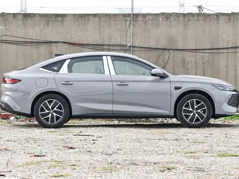 Xe sedan tiêu thụ 2,79 lít xăng/100 km, giá gần 350 triệu đồng, so kè với Toyota Camry