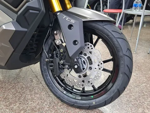 Xe tay ga 321cc, thiết kế siêu ngầu, giá gần 122 triệu đồng, cạnh tranh với Honda ADV 350