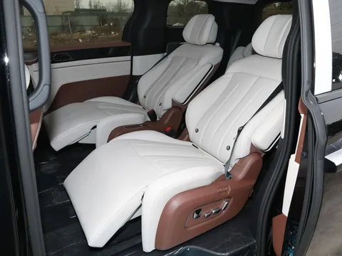 MPV hạng sang dùng động cơ PHEV, giá gần 1 tỷ đồng, so kè với Toyota Alphard