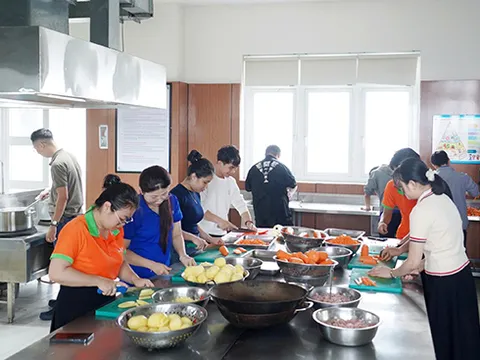 Sinh viên Đại học Đông Á hỗ trợ 600 suất ăn cho bệnh nhân vùng lũ