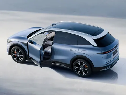 Xe gầm cao hạng D dùng hệ thống treo khí nén, công suất 796 mã lực, giá rẻ bất ngờ