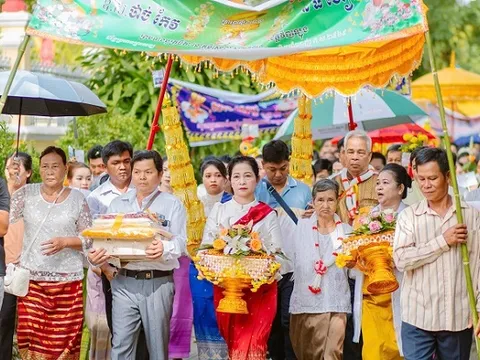 Vĩnh Long: Rực rỡ sắc vàng trong lễ dâng y Kathina