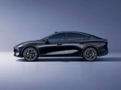 ‘Kẻ ngáng đường’ Toyota Camry trình làng, trang bị tối tân, giá hơn 500 triệu đồng